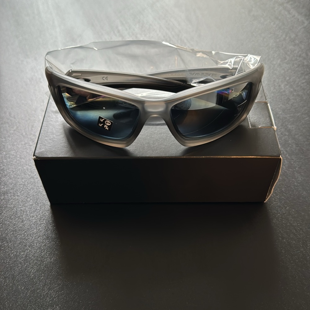 Oakley 9236 valve sunglasses matte grey smoke polarized NIB